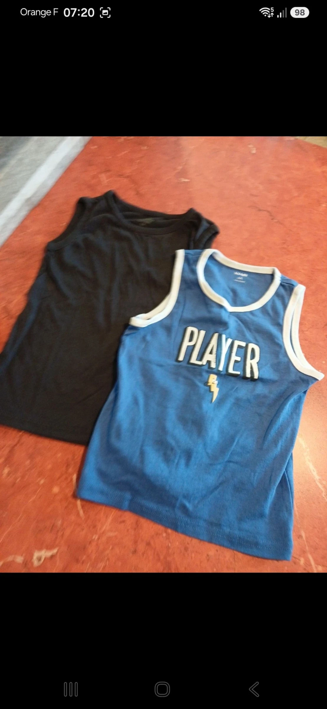 Lot de 2 débardeurs garçon taille 6 ans